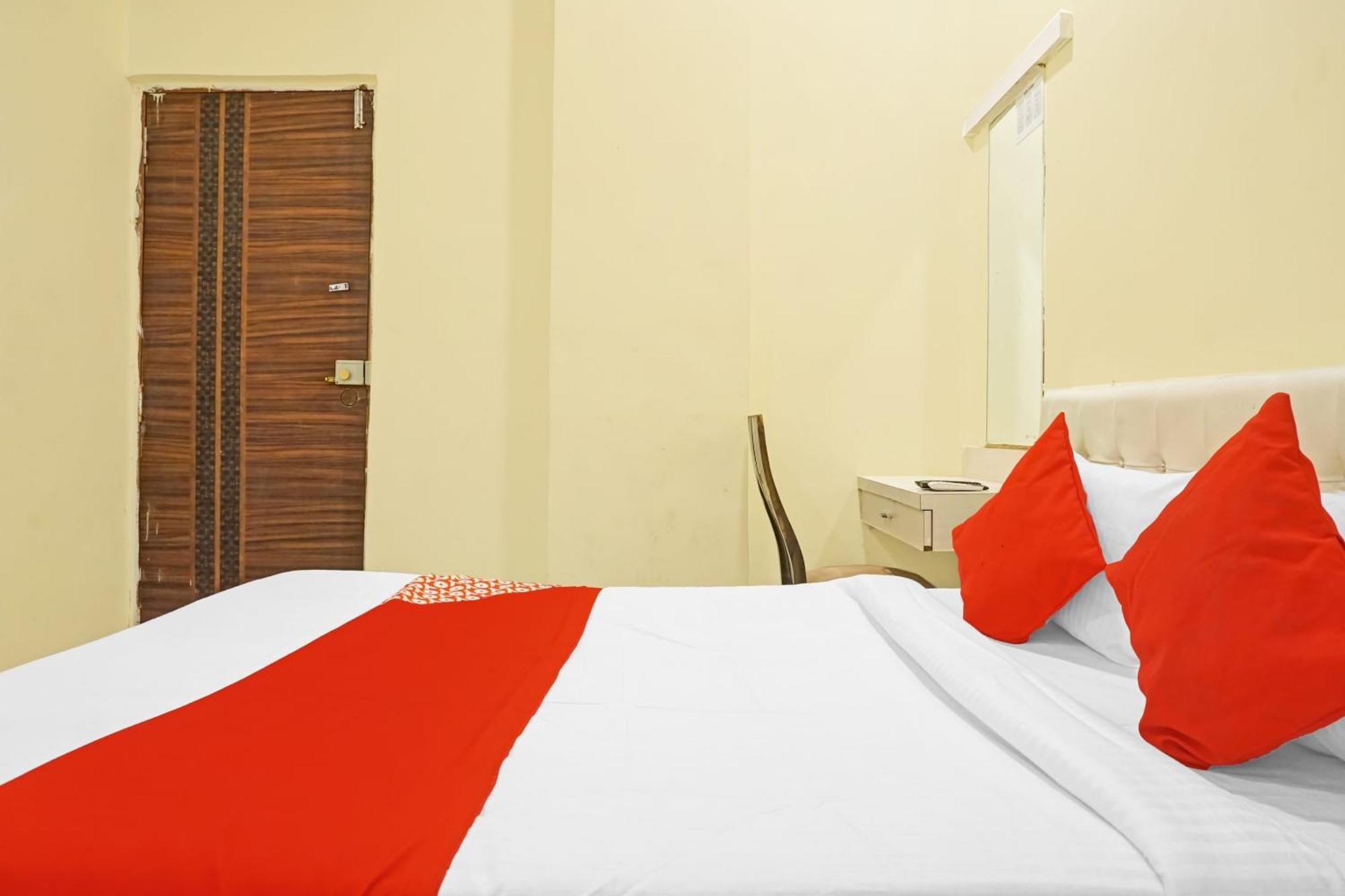 Hotel O 24K Inn Mundhva Exteriör bild