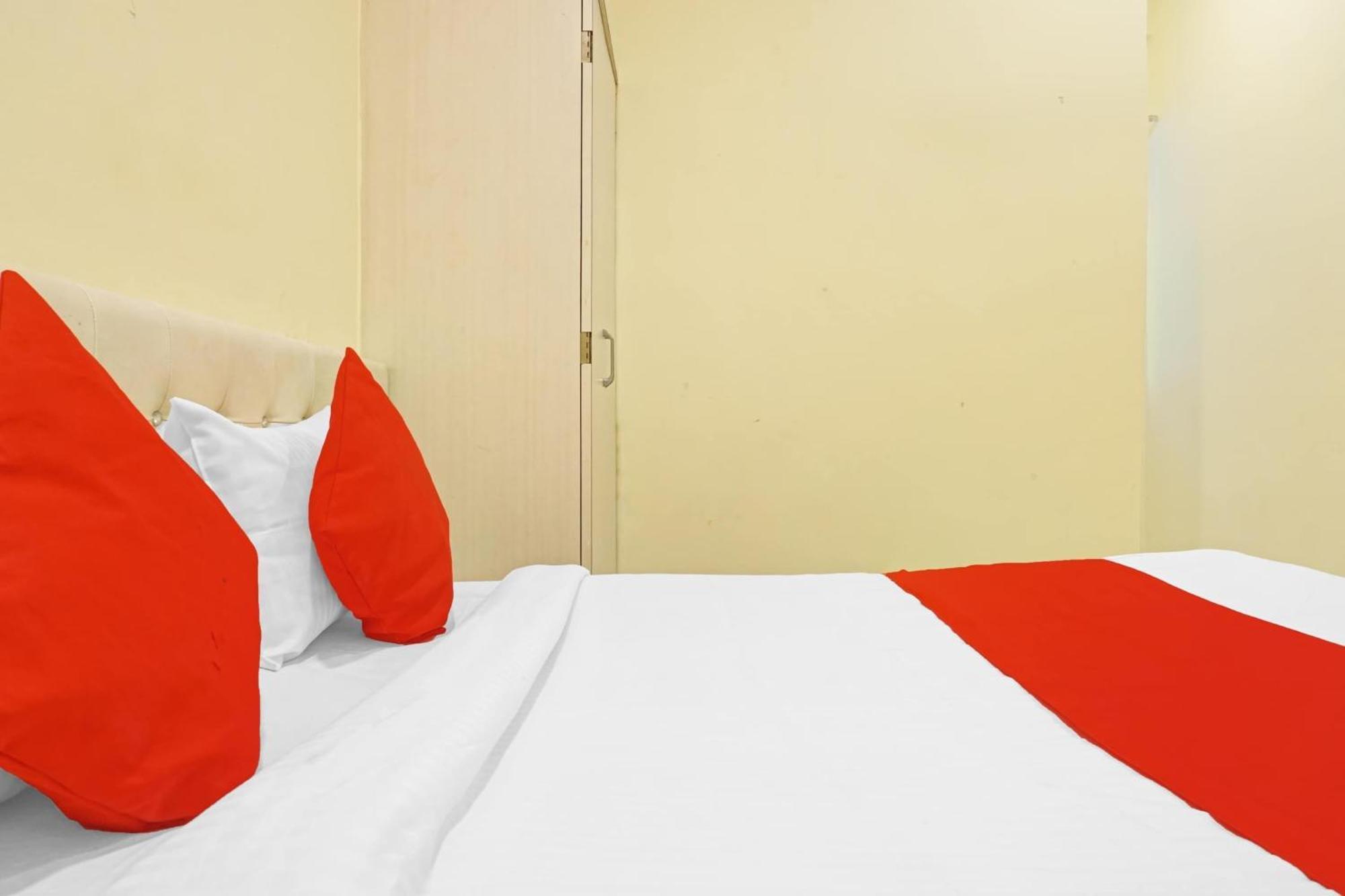 Hotel O 24K Inn Mundhva Exteriör bild