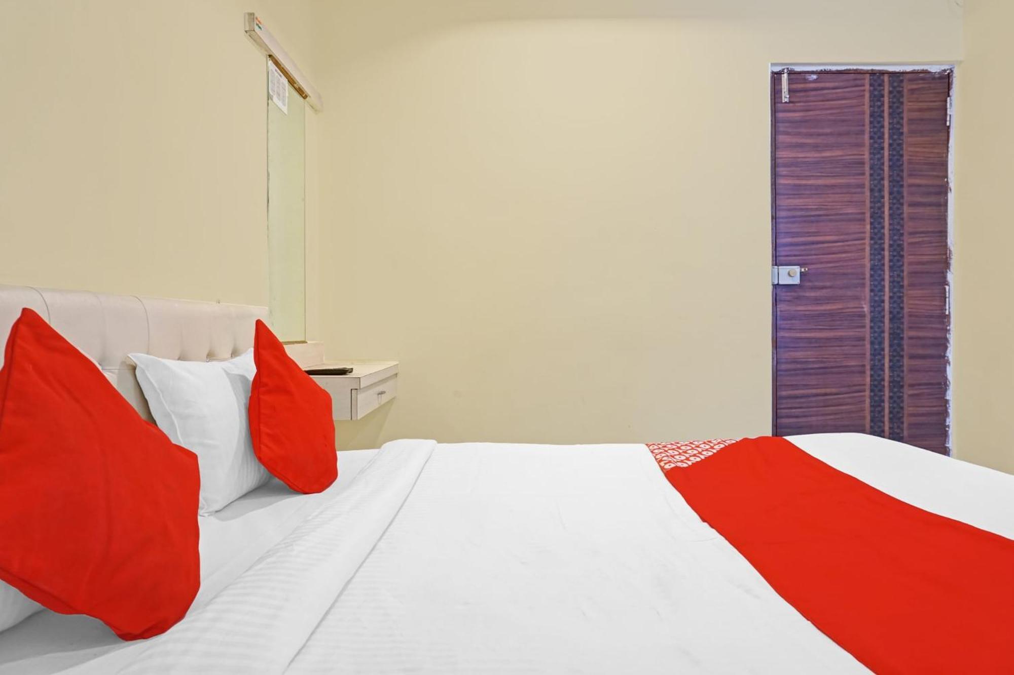 Hotel O 24K Inn Mundhva Exteriör bild